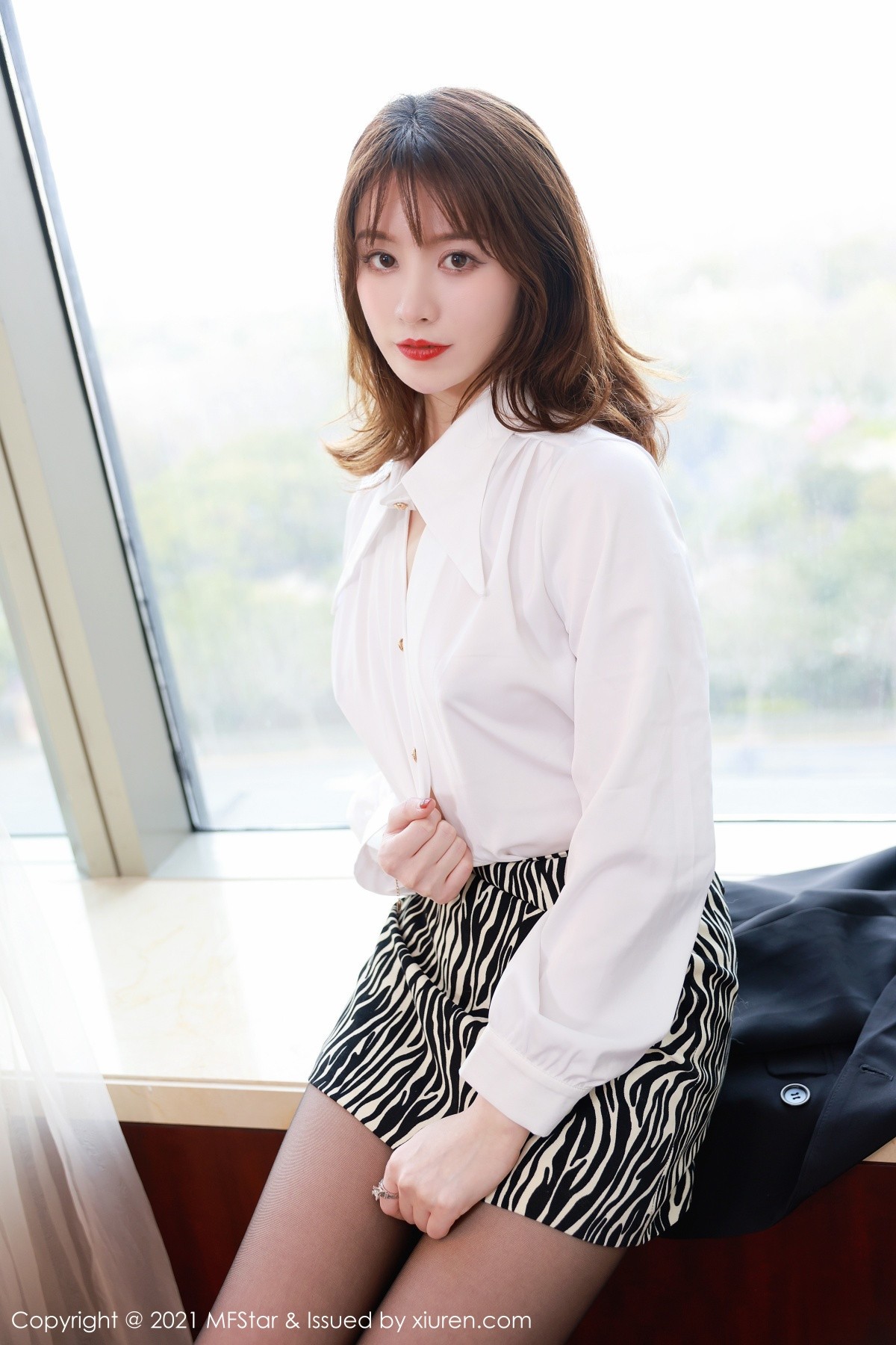 jpxgmn.cc[MFStar模范学院]Vol.476_嫩模yoo优优私房性感白衬衣配无内黑丝裤袜秀翘臀诱惑写真53P