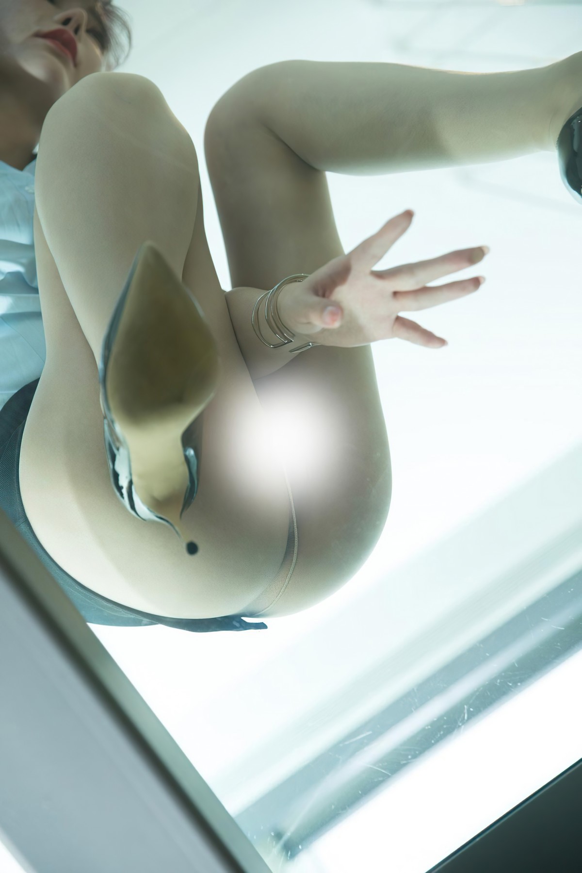 jpxgmn.cc[Toutiao头条女神]No.S048_嫩模玄子凤舞白沙主题私房黑裙下无内肉丝裤袜诱惑写真48P