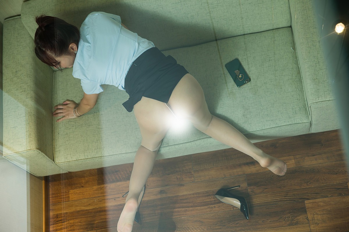 jpxgmn.cc[Toutiao头条女神]No.S048_嫩模玄子凤舞白沙主题私房黑裙下无内肉丝裤袜诱惑写真48P