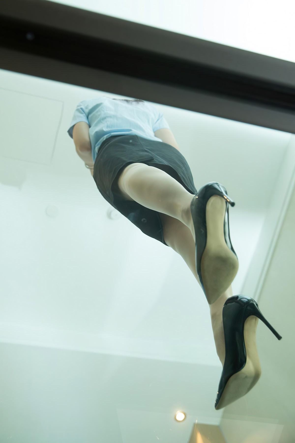 jpxgmn.cc[Toutiao头条女神]No.S048_嫩模玄子凤舞白沙主题私房黑裙下无内肉丝裤袜诱惑写真48P
