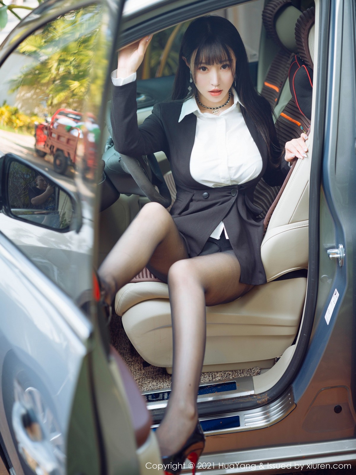 jpxgmn.cc[HuaYang花漾]Vol.383_女神朱可儿Flower三亚旅拍车拍系列主题半脱露豪乳诱惑写真73P