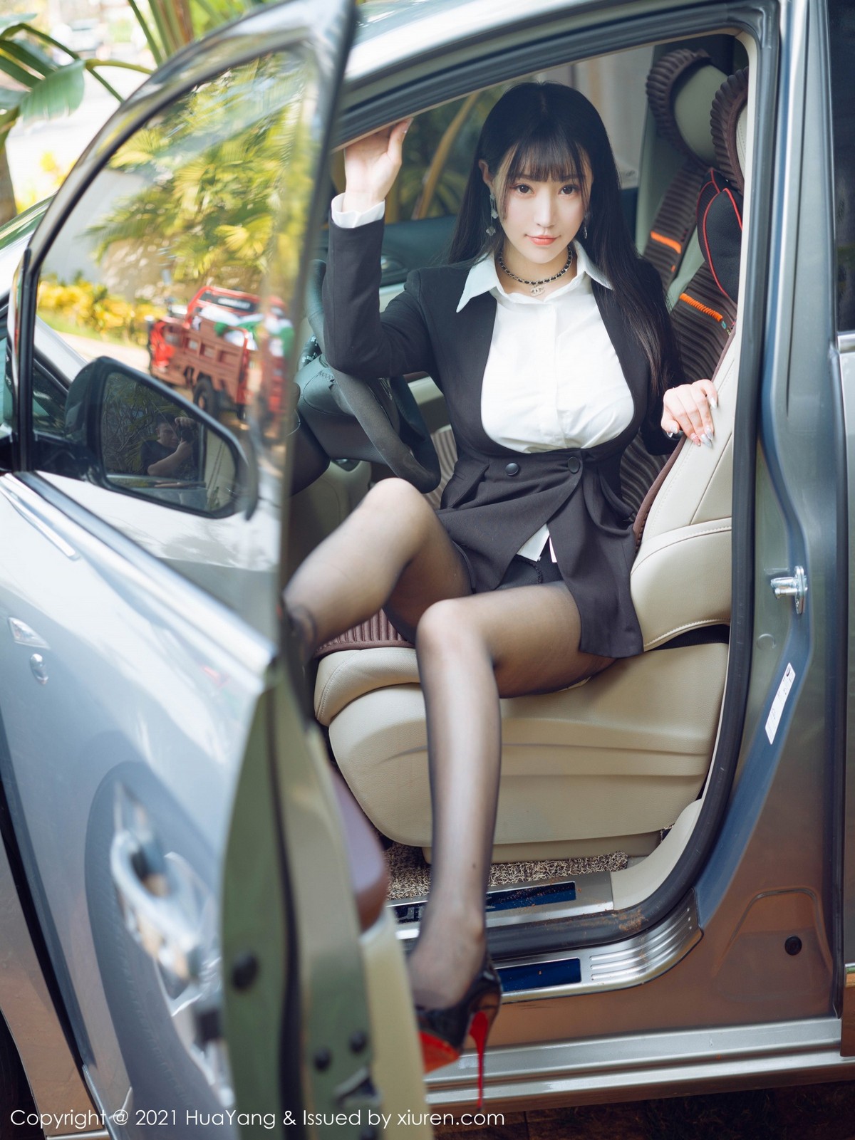 jpxgmn.cc[HuaYang花漾]Vol.383_女神朱可儿Flower三亚旅拍车拍系列主题半脱露豪乳诱惑写真73P