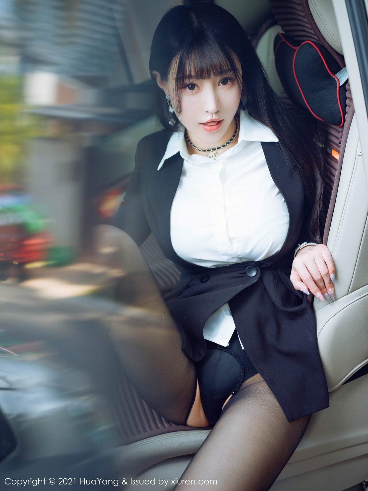 jpxgmn.cc[HuaYang花漾]Vol.383_女神朱可儿Flower三亚旅拍车拍系列主题半脱露豪乳诱惑写真73P
