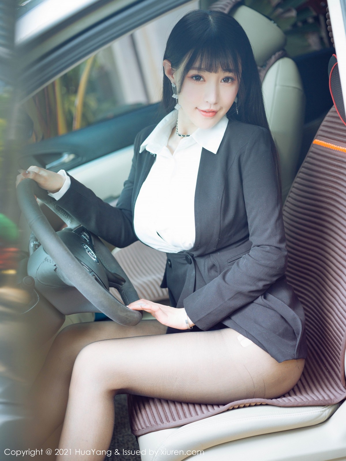 jpxgmn.cc[HuaYang花漾]Vol.383_女神朱可儿Flower三亚旅拍车拍系列主题半脱露豪乳诱惑写真73P