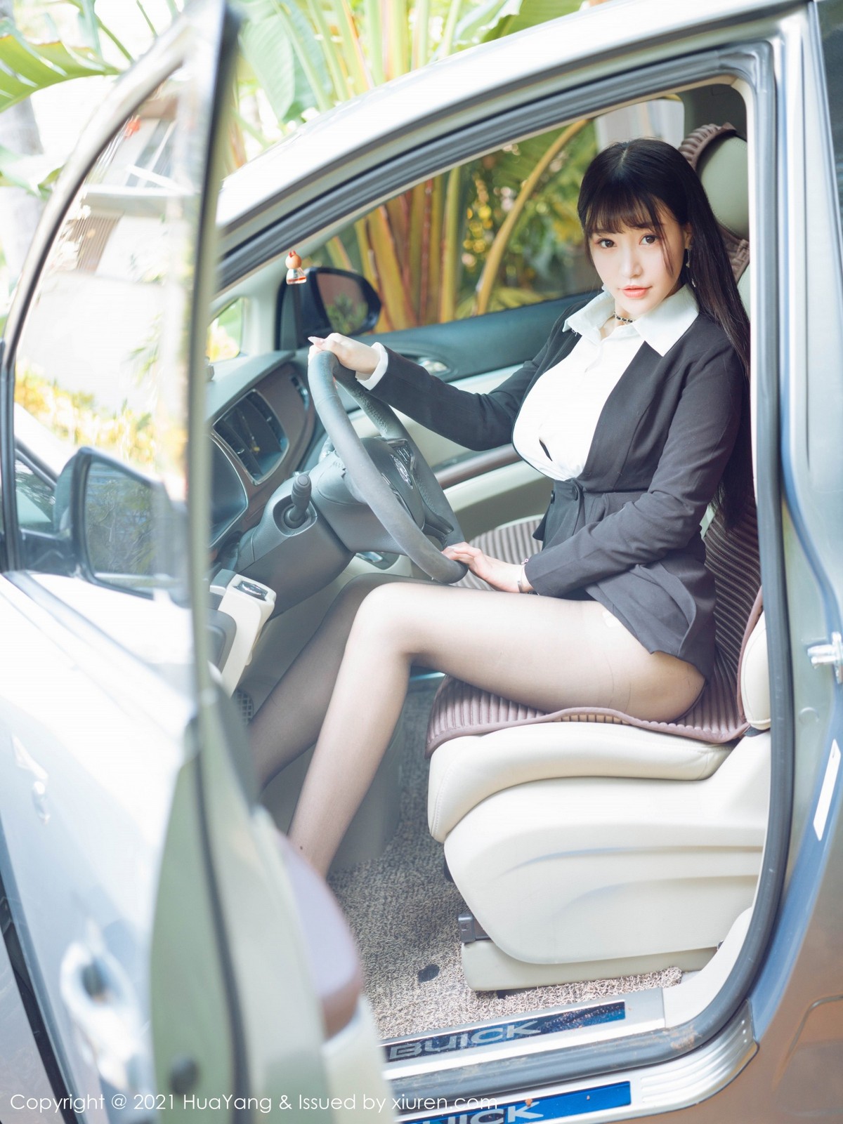jpxgmn.cc[HuaYang花漾]Vol.383_女神朱可儿Flower三亚旅拍车拍系列主题半脱露豪乳诱惑写真73P