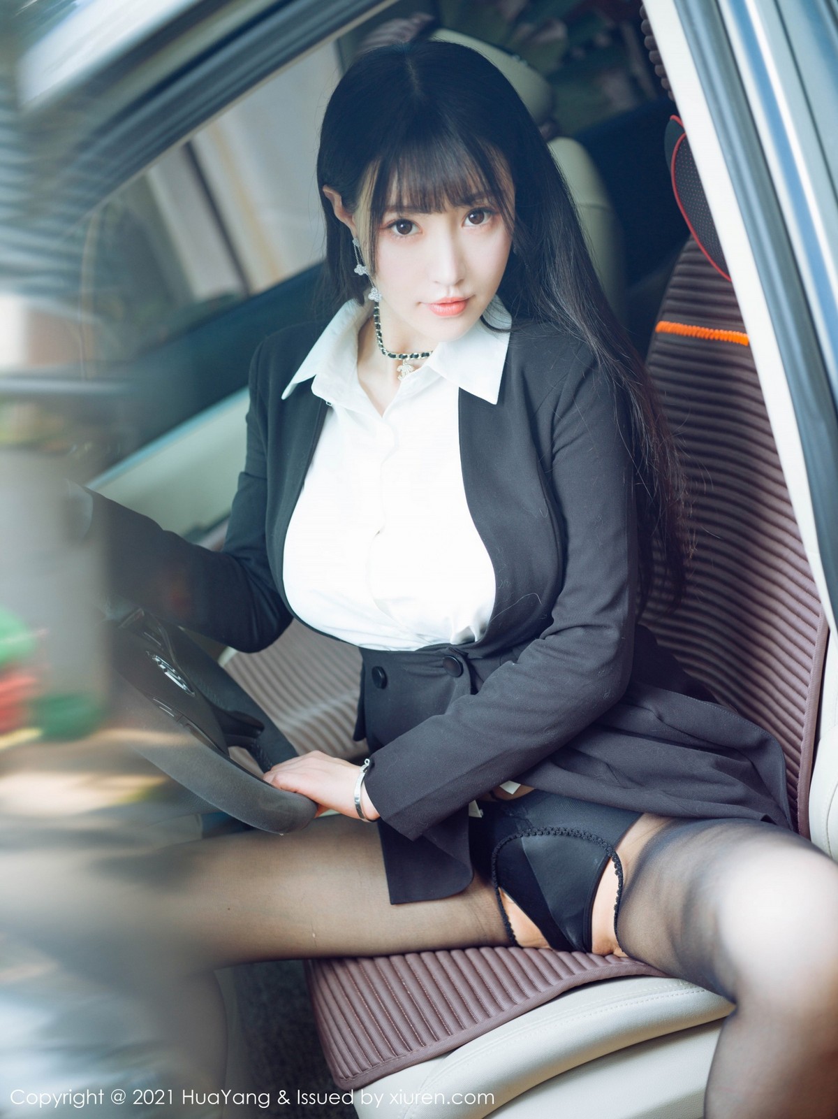 jpxgmn.cc[HuaYang花漾]Vol.383_女神朱可儿Flower三亚旅拍车拍系列主题半脱露豪乳诱惑写真73P