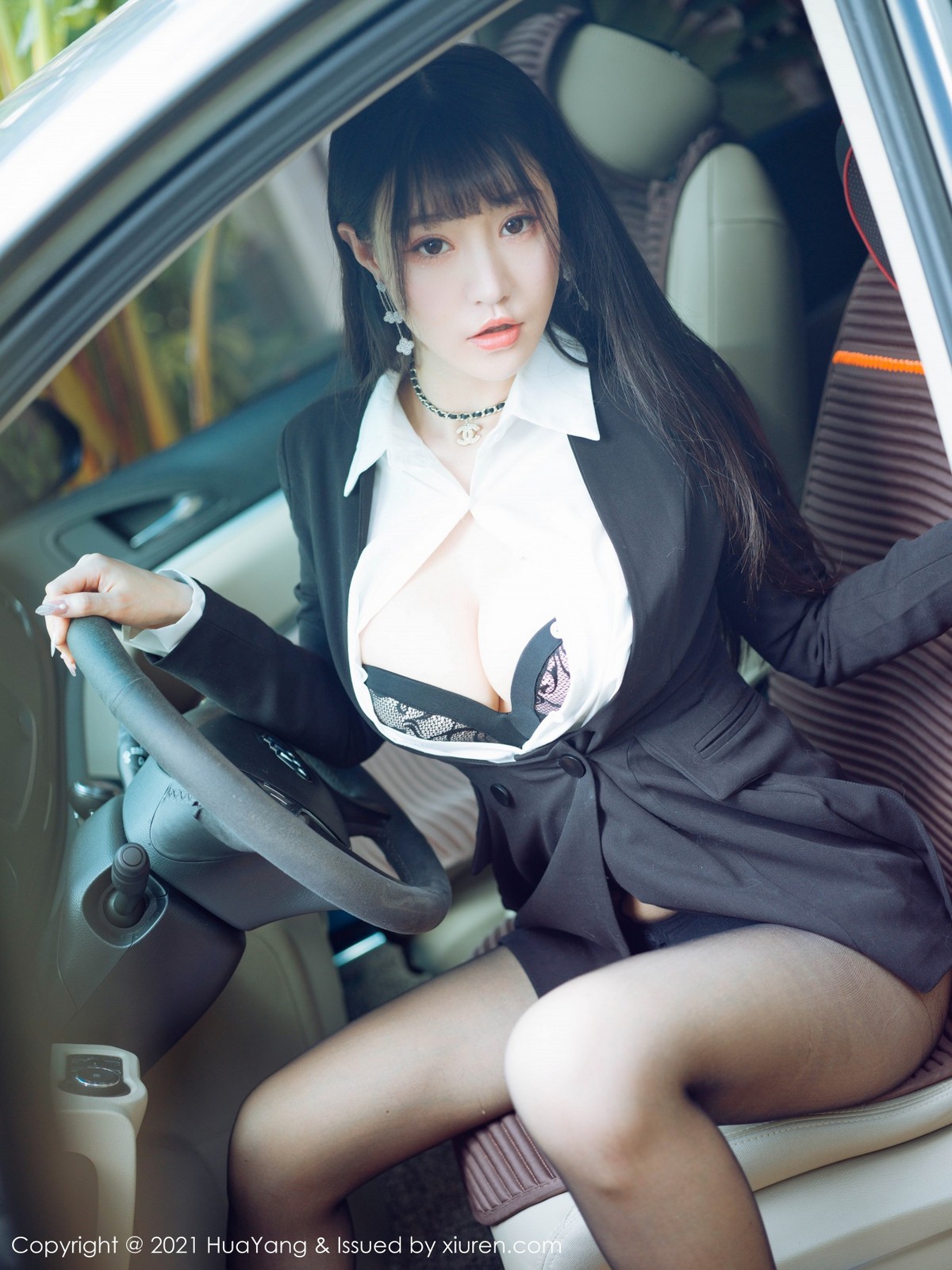 jpxgmn.cc[HuaYang花漾]Vol.383_女神朱可儿Flower三亚旅拍车拍系列主题半脱露豪乳诱惑写真73P