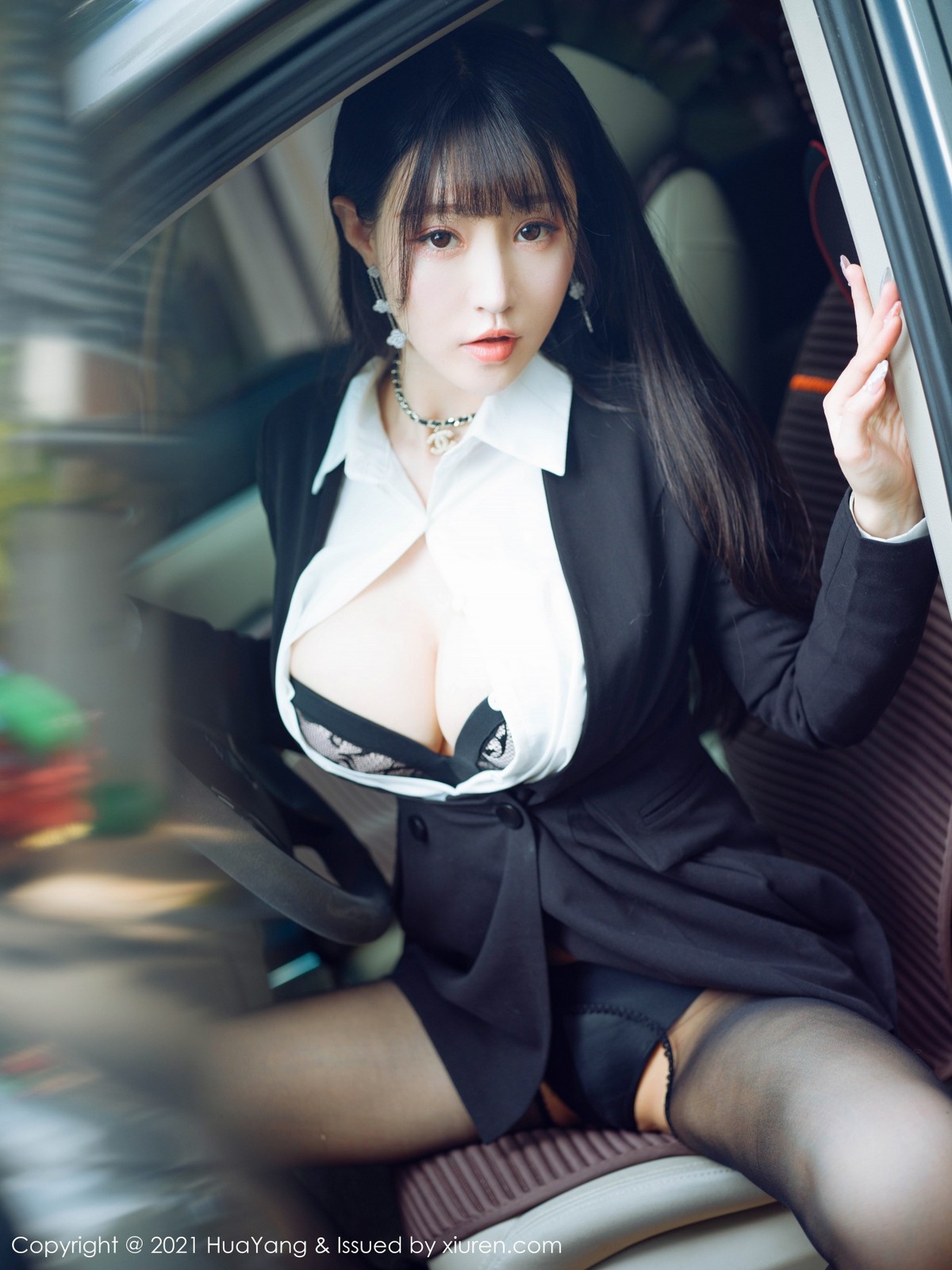 jpxgmn.cc[HuaYang花漾]Vol.383_女神朱可儿Flower三亚旅拍车拍系列主题半脱露豪乳诱惑写真73P