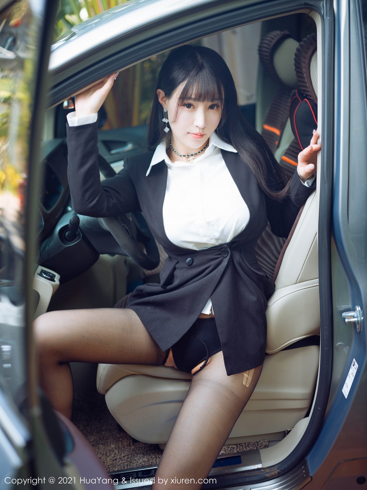 jpxgmn.cc[HuaYang花漾]Vol.383_女神朱可儿Flower三亚旅拍车拍系列主题半脱露豪乳诱惑写真73P