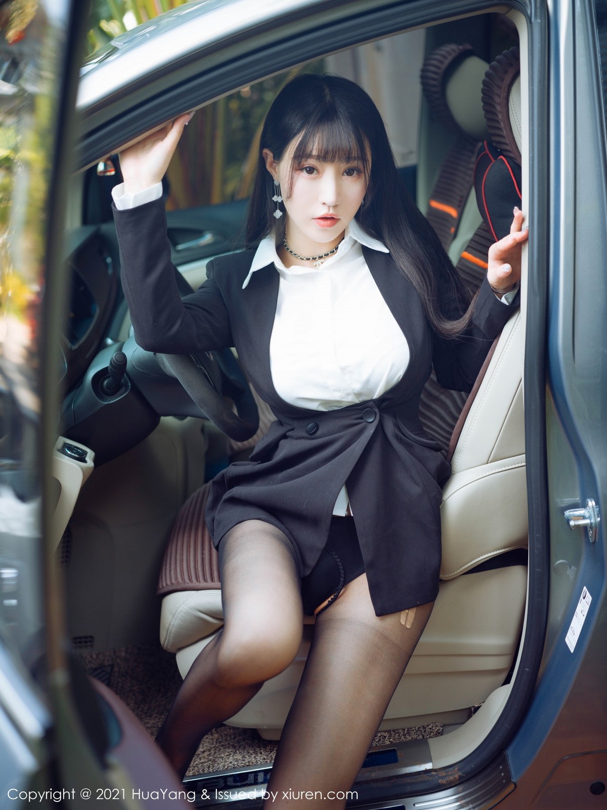 jpxgmn.cc[HuaYang花漾]Vol.383_女神朱可儿Flower三亚旅拍车拍系列主题半脱露豪乳诱惑写真73P