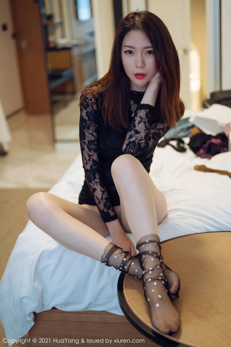 jpxgmn.cc[HuaYang花漾]Vol.385_嫩模梦心月私房沙发上半脱露无内肉丝裤袜秀翘臀诱惑写真52P