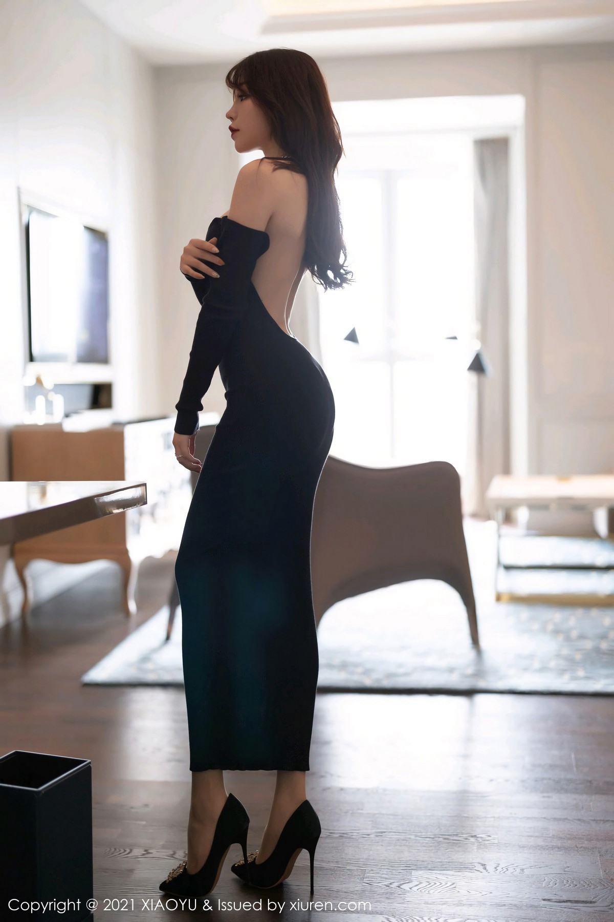 jpxgmn.cc[XiaoYu画语界]Vol.502_女神芝芝Booty私房开背礼裙配开档肉丝裤袜秀翘臀诱惑写真80P