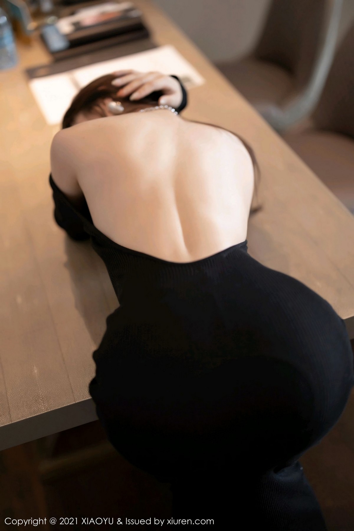 jpxgmn.cc[XiaoYu画语界]Vol.502_女神芝芝Booty私房开背礼裙配开档肉丝裤袜秀翘臀诱惑写真80P