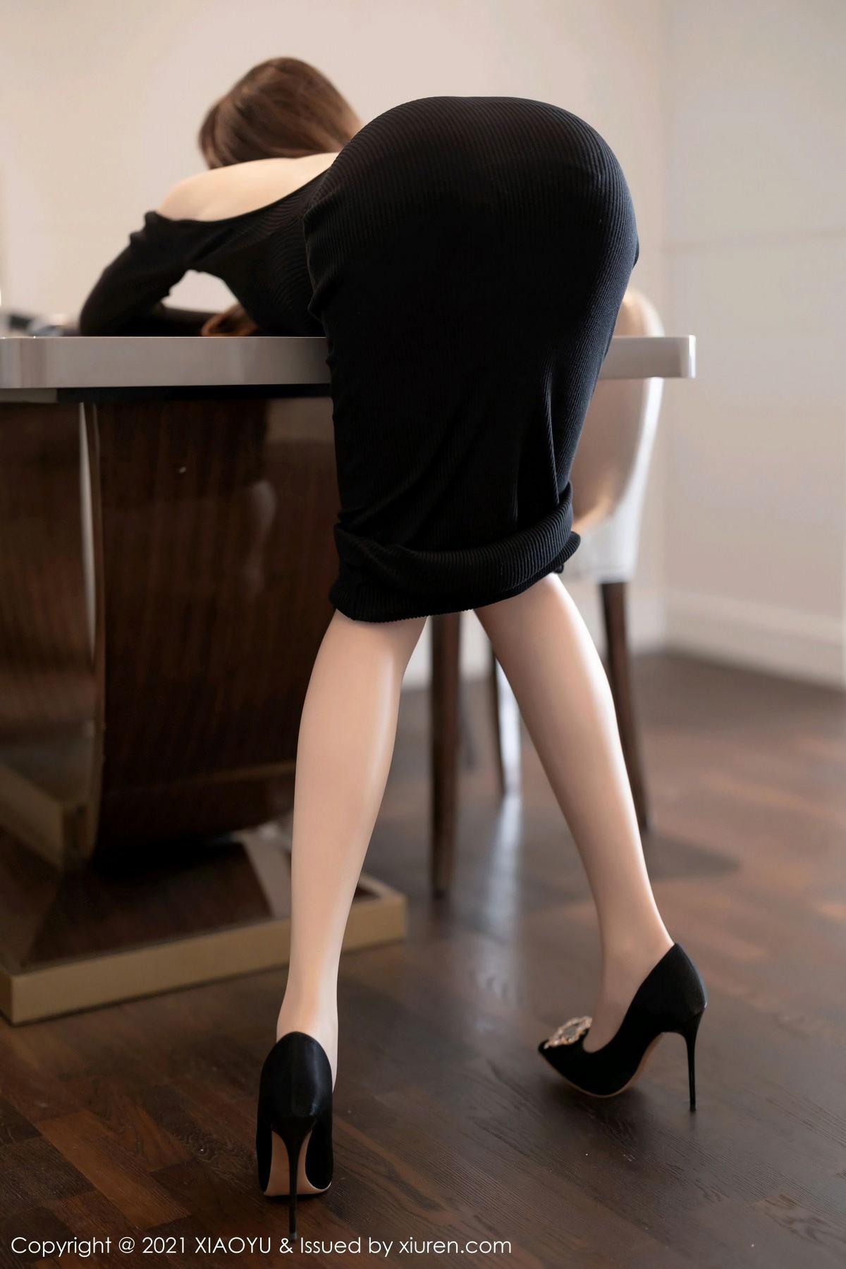 jpxgmn.cc[XiaoYu画语界]Vol.502_女神芝芝Booty私房开背礼裙配开档肉丝裤袜秀翘臀诱惑写真80P