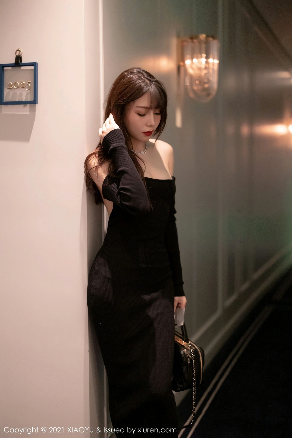 jpxgmn.cc[XiaoYu画语界]Vol.502_女神芝芝Booty私房开背礼裙配开档肉丝裤袜秀翘臀诱惑写真80P