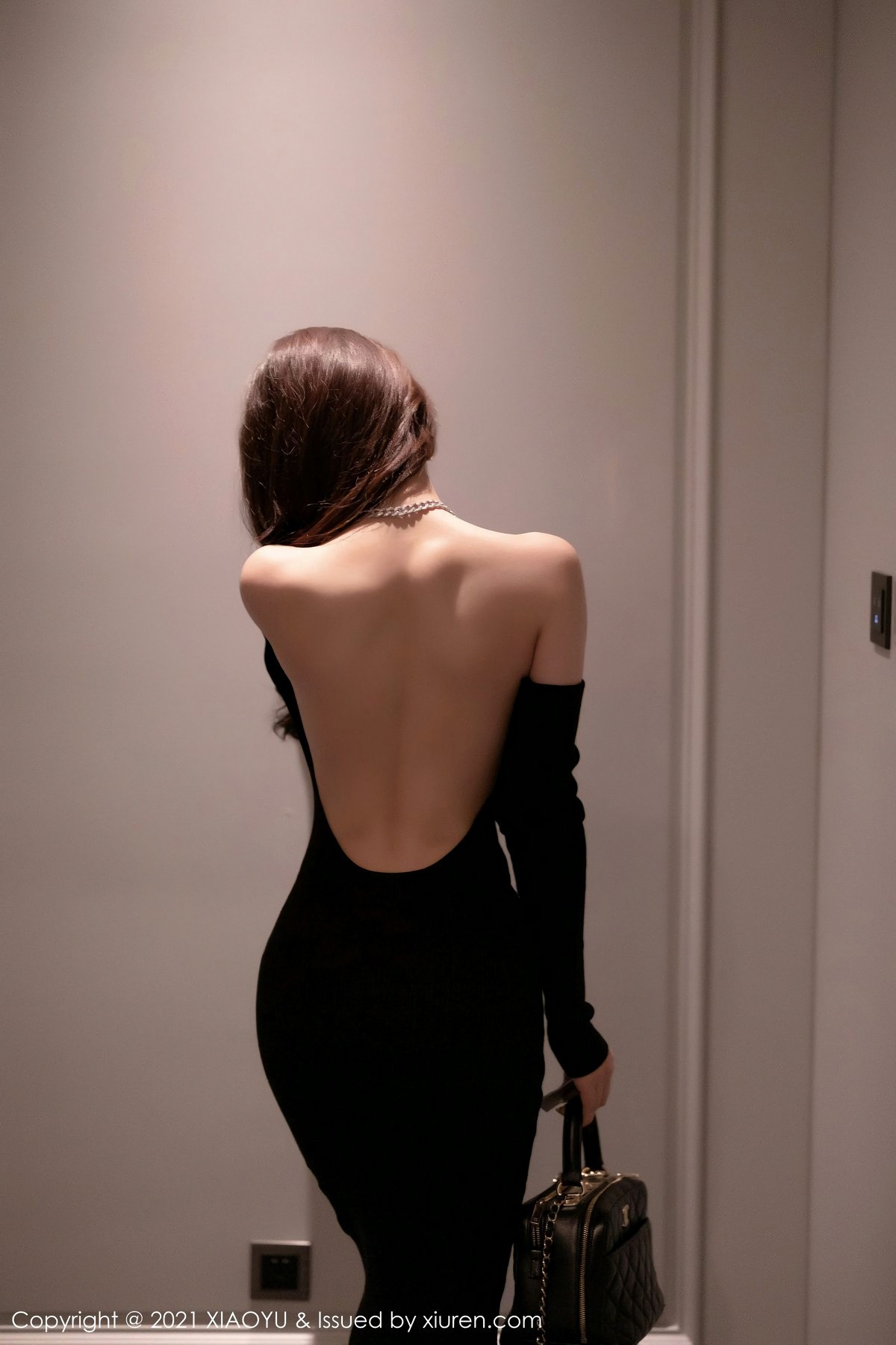 jpxgmn.cc[XiaoYu画语界]Vol.502_女神芝芝Booty私房开背礼裙配开档肉丝裤袜秀翘臀诱惑写真80P