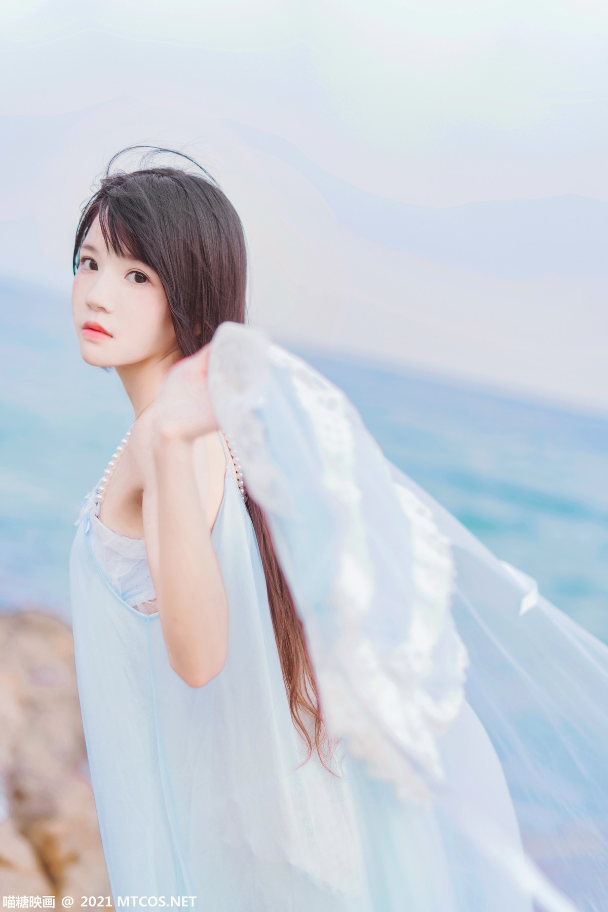 jpxgmn.cc[喵糖映画]Vol.380_长发美少女海边清纯吊带长裙随风飘逸清爽迷人写真20P