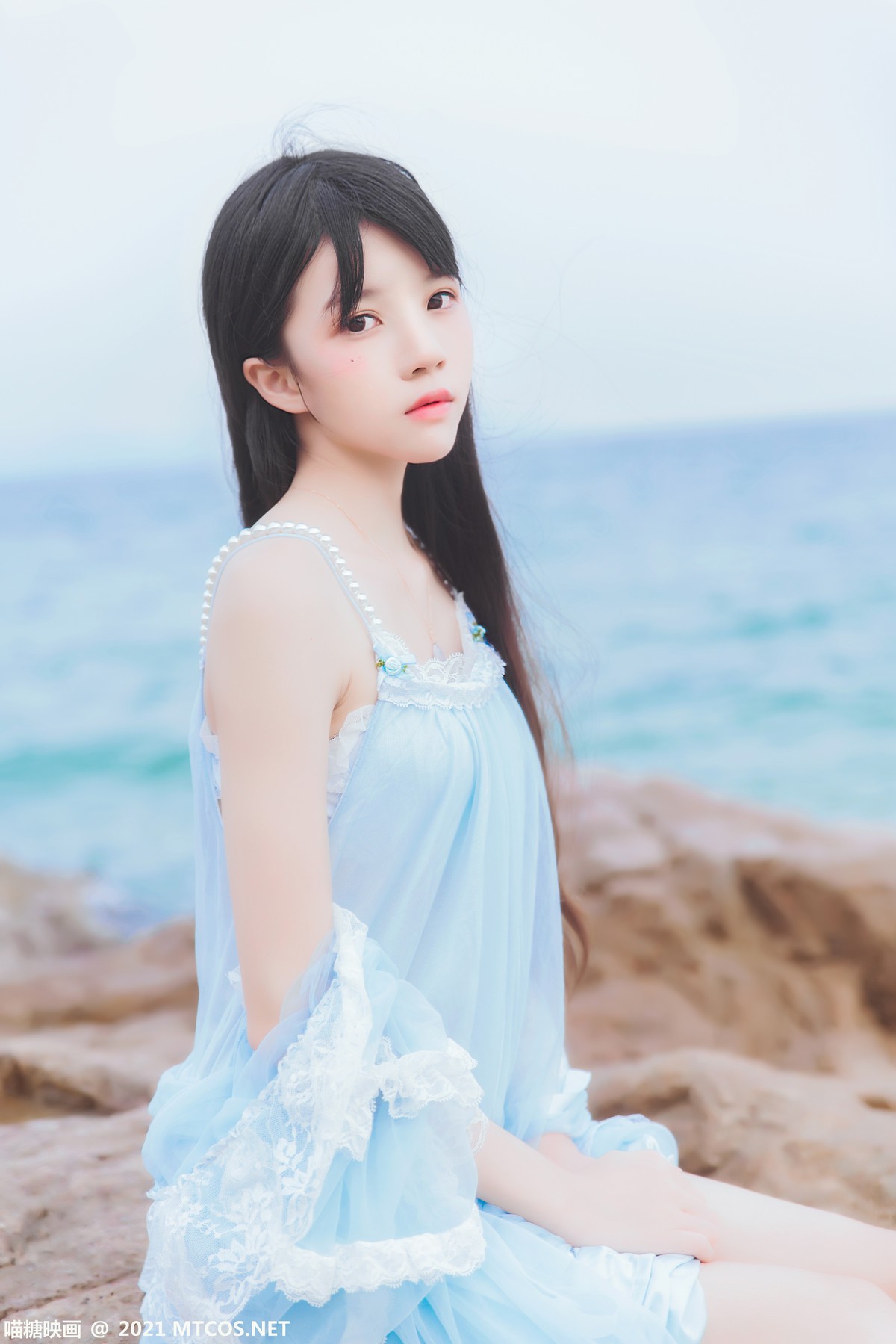 jpxgmn.cc[喵糖映画]Vol.380_长发美少女海边清纯吊带长裙随风飘逸清爽迷人写真20P