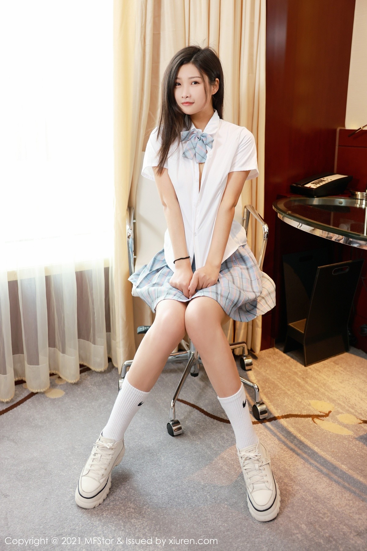 jpxgmn.cc[MFStar模范学院]Vol.477_新人模特星萌经典JK制服主题私房半脱露白嫩翘臀诱惑写真43P