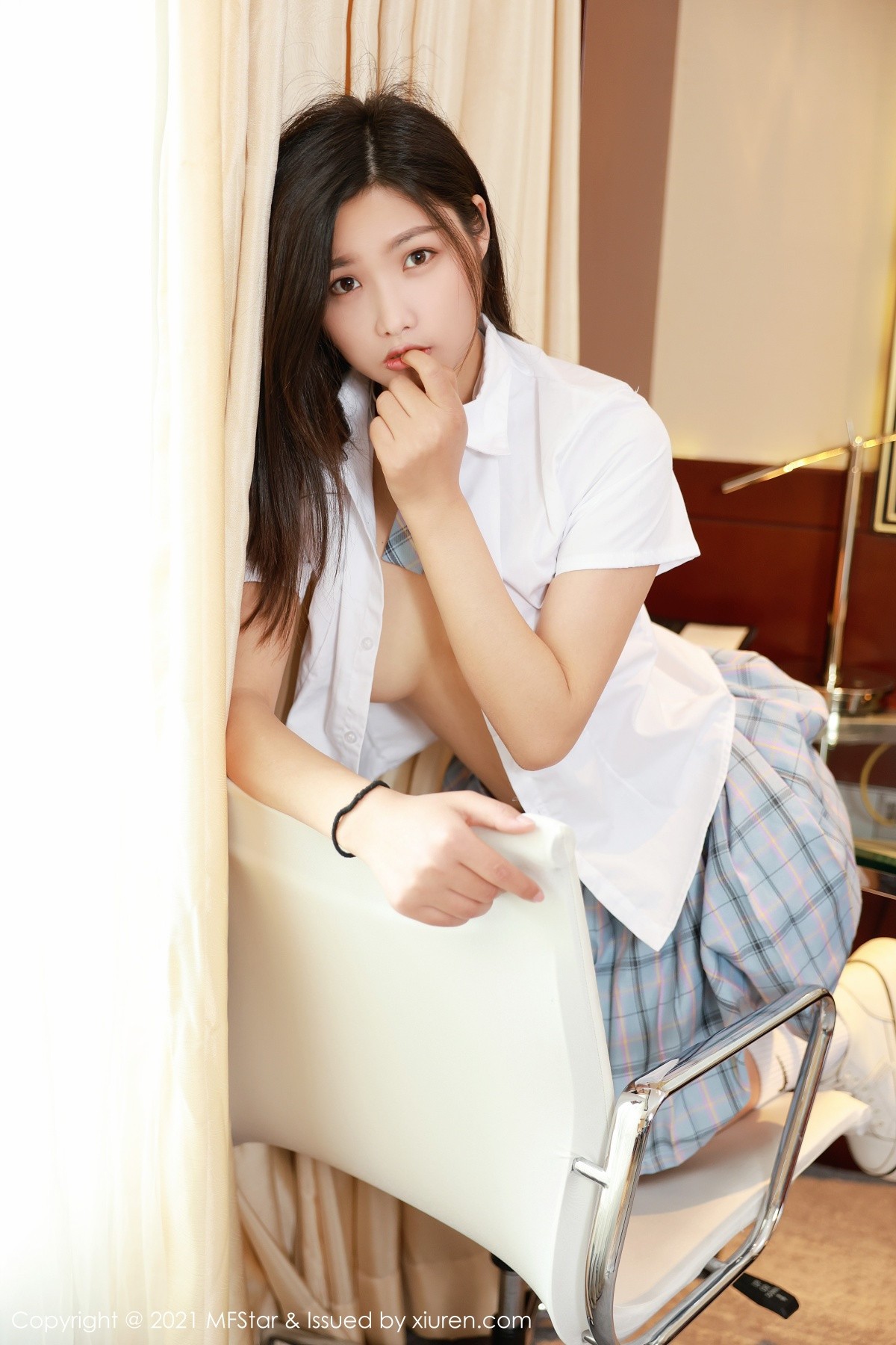 jpxgmn.cc[MFStar模范学院]Vol.477_新人模特星萌经典JK制服主题私房半脱露白嫩翘臀诱惑写真43P