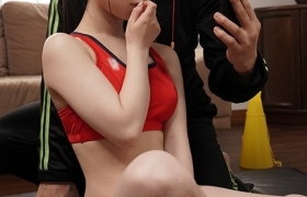 教练以社团禁止恋爱为由 抓住了吉野里奈的把柄