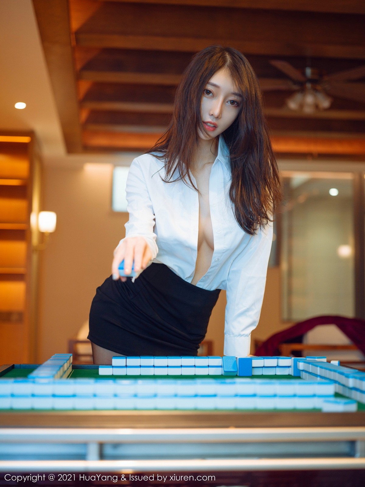 jpxgmn.cc[HuaYang花漾]Vol.387_丽质美人玥儿玥er三亚旅拍麻将室真空白衬衣露豪乳半球诱惑写真68P
