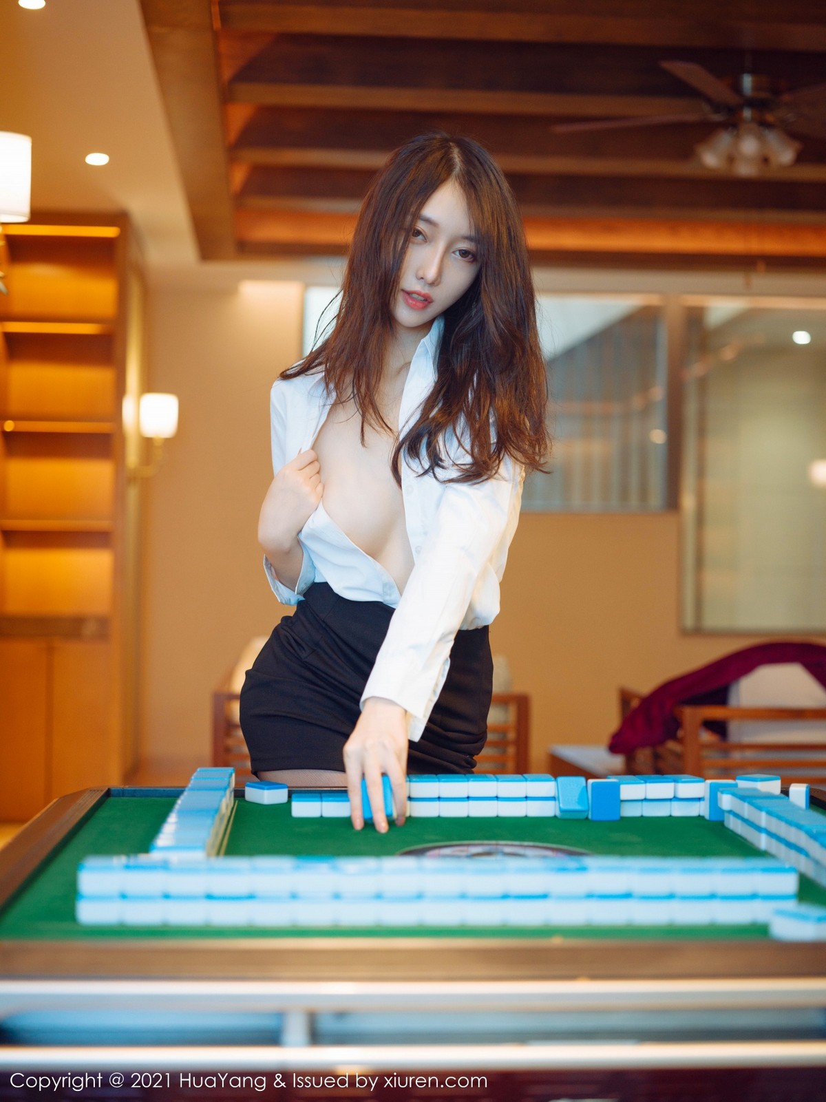 jpxgmn.cc[HuaYang花漾]Vol.387_丽质美人玥儿玥er三亚旅拍麻将室真空白衬衣露豪乳半球诱惑写真68P