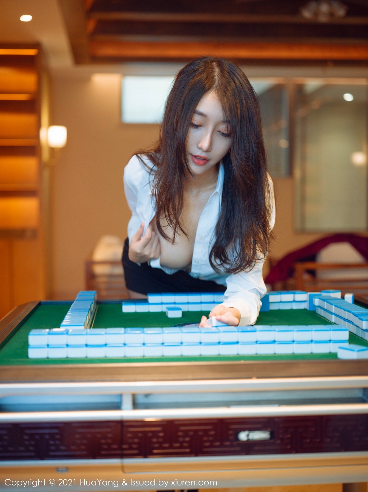 jpxgmn.cc[HuaYang花漾]Vol.387_丽质美人玥儿玥er三亚旅拍麻将室真空白衬衣露豪乳半球诱惑写真68P