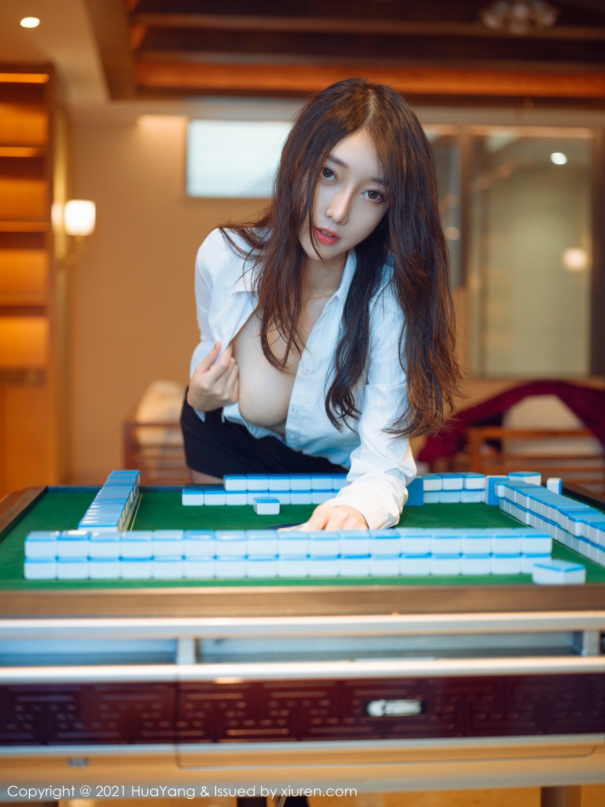 jpxgmn.cc[HuaYang花漾]Vol.387_丽质美人玥儿玥er三亚旅拍麻将室真空白衬衣露豪乳半球诱惑写真68P