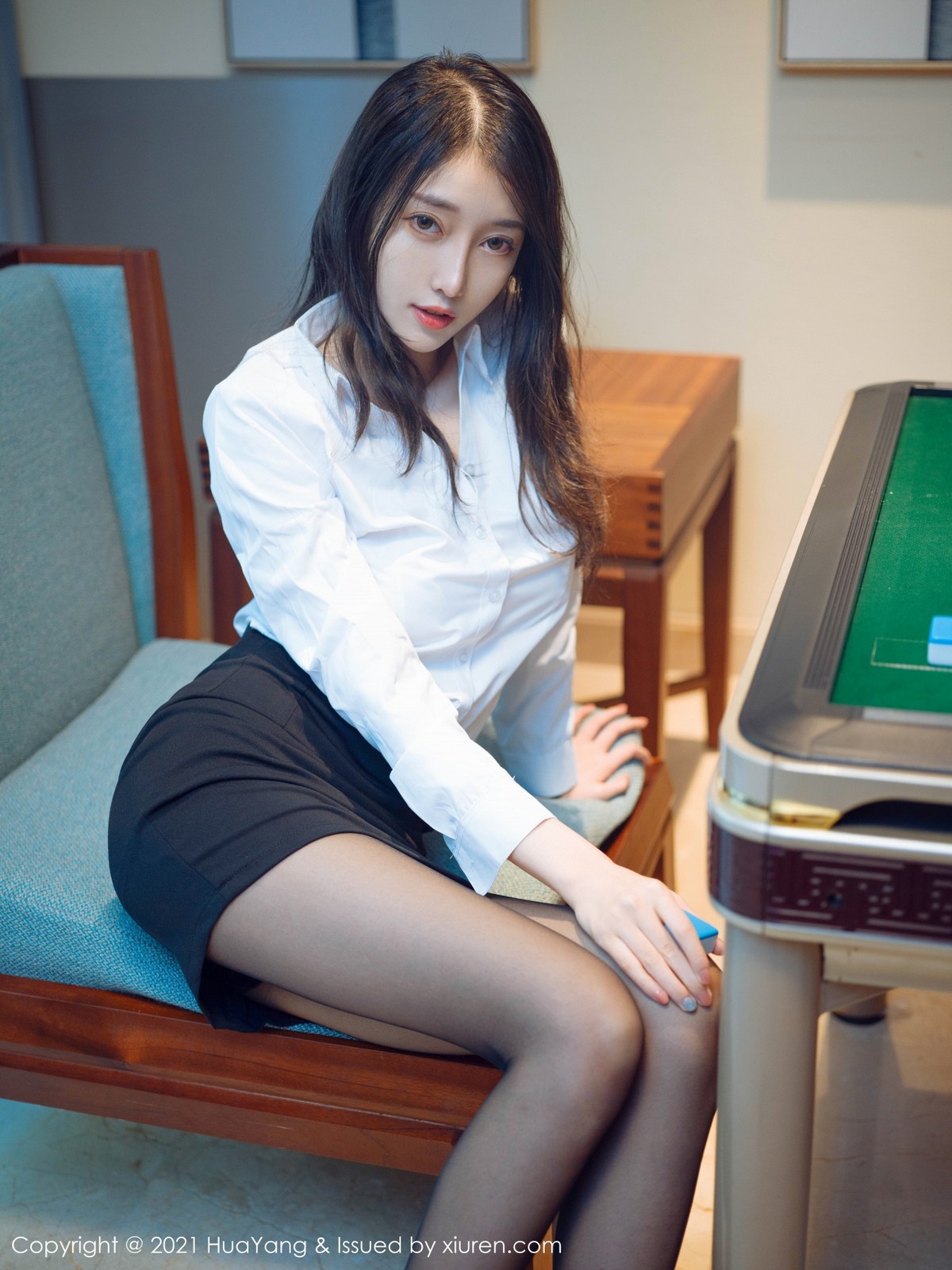 jpxgmn.cc[HuaYang花漾]Vol.387_丽质美人玥儿玥er三亚旅拍麻将室真空白衬衣露豪乳半球诱惑写真68P