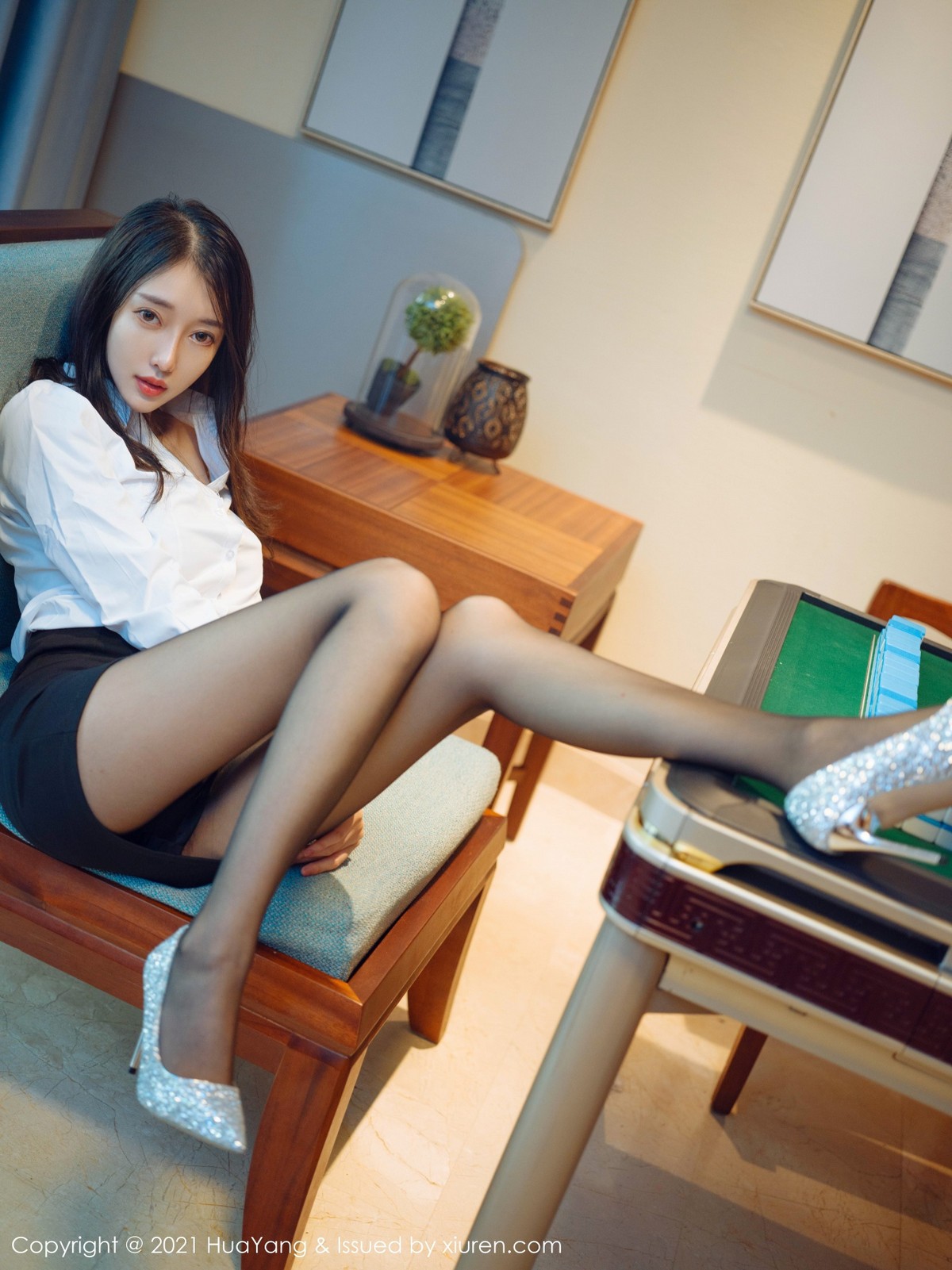 jpxgmn.cc[HuaYang花漾]Vol.387_丽质美人玥儿玥er三亚旅拍麻将室真空白衬衣露豪乳半球诱惑写真68P