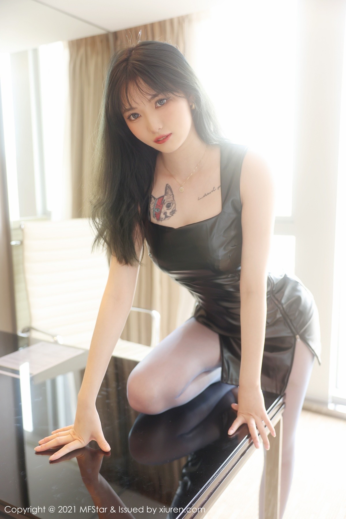 jpxgmn.cc[MFStar模范学院]Vol.480_新人模特Arude薇薇私房魅力皮裙配开档灰丝裤袜极致魅惑写真44P