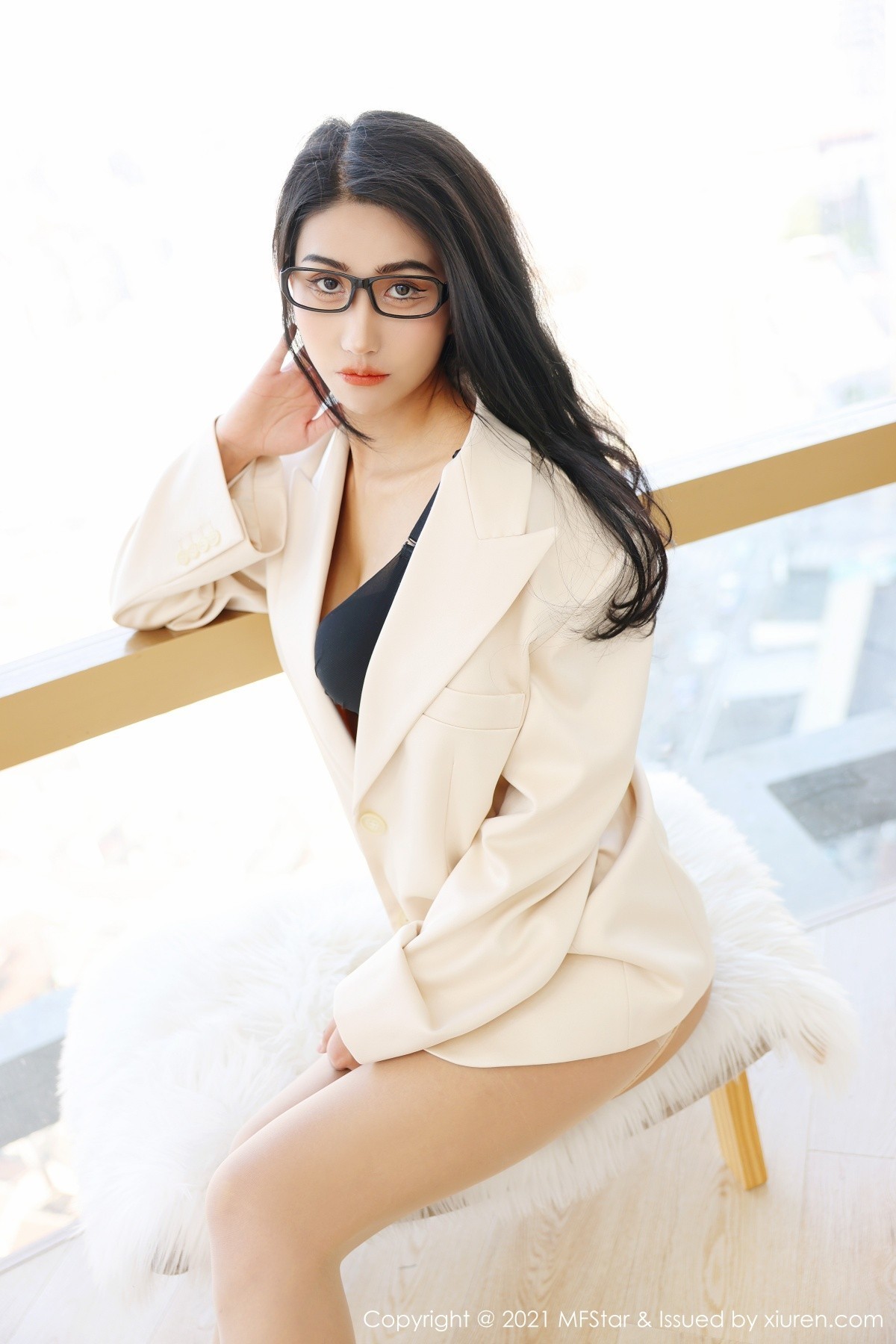 jpxgmn.cc[MFStar模范学院]Vol.481_嫩模春药儿职场秘书眼镜OL主题性感内衣配开档肉丝诱惑写真45P