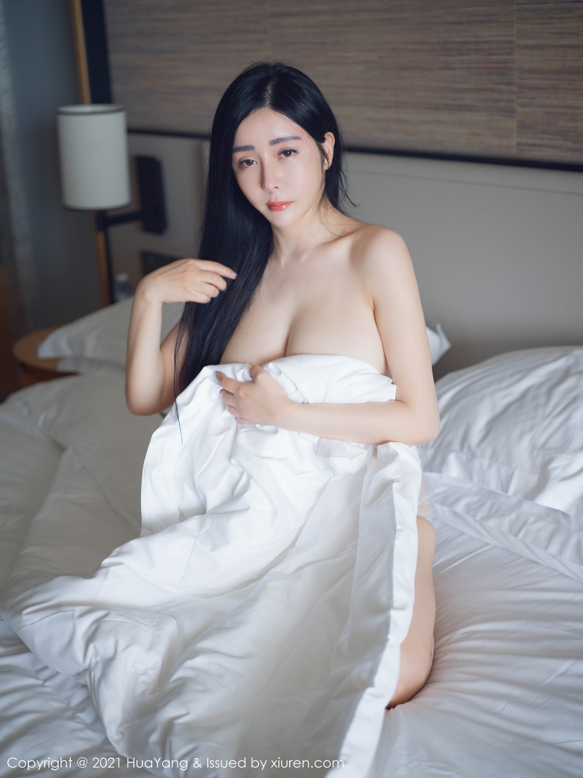 jpxgmn.cc[HuaYang花漾]Vol.388_女神允爾三亚旅拍私房保鲜膜裹身秀丰满身材傲人豪乳诱惑写真40P