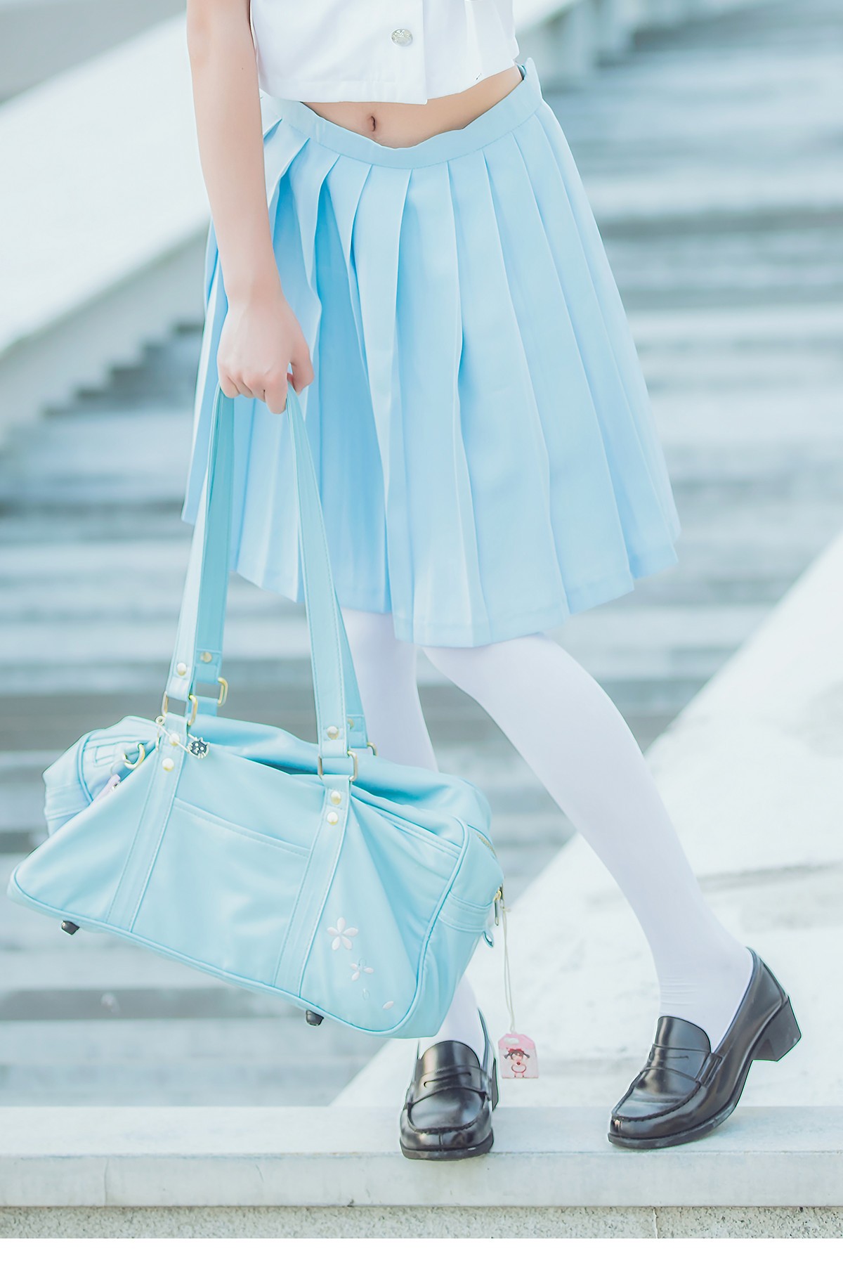jpxgmn.cc[喵糖映画]Vol.374_双马尾美少女天台上性感女子高中生服饰配白丝袜迷人写真20P