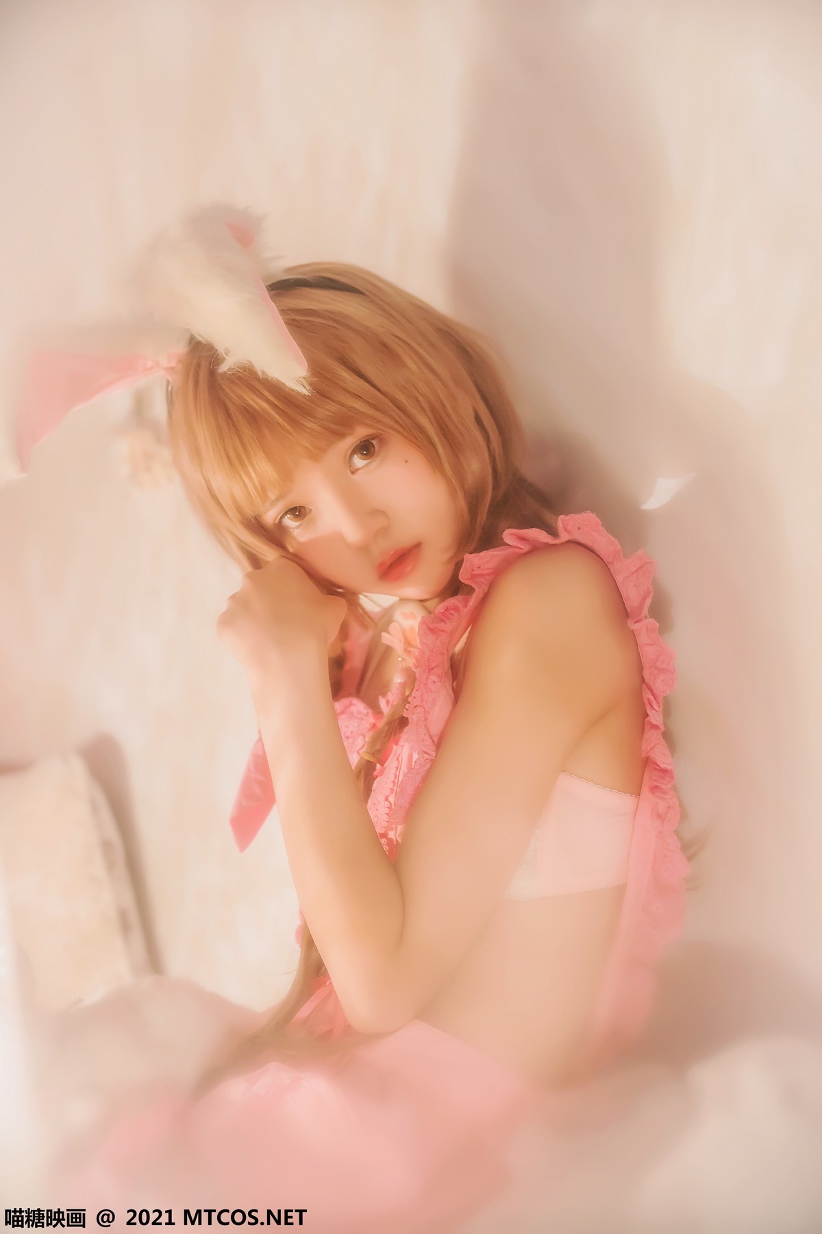 jpxgmn.cc[喵糖映画]Vol.384_麻花辫子美少女私房冬眠兔主题昏暗灯光下白色蕾丝袜诱惑写真27P