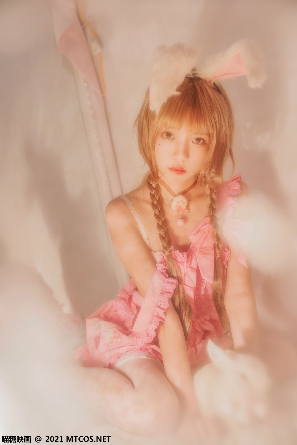 jpxgmn.cc[喵糖映画]Vol.384_麻花辫子美少女私房冬眠兔主题昏暗灯光下白色蕾丝袜诱惑写真27P