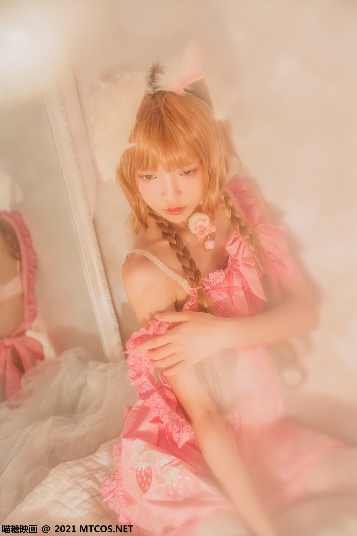 jpxgmn.cc[喵糖映画]Vol.384_麻花辫子美少女私房冬眠兔主题昏暗灯光下白色蕾丝袜诱惑写真27P