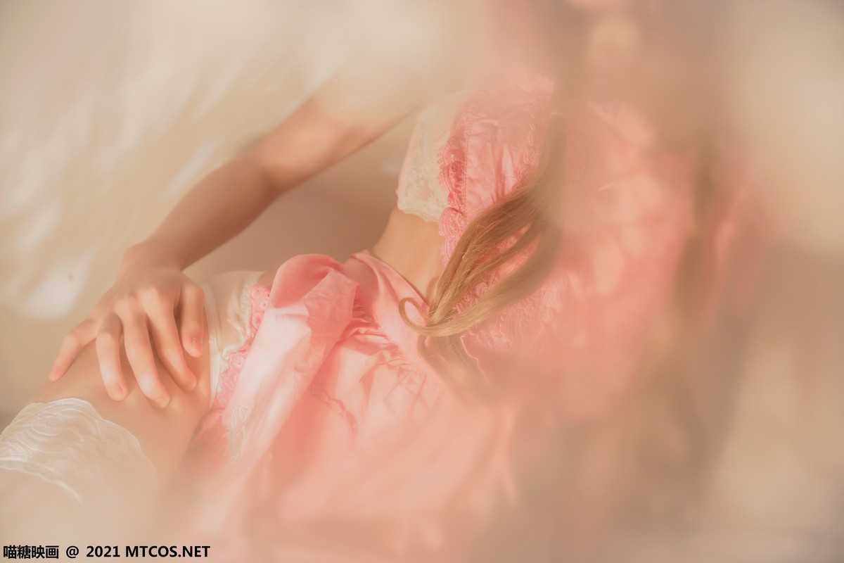 jpxgmn.cc[喵糖映画]Vol.384_麻花辫子美少女私房冬眠兔主题昏暗灯光下白色蕾丝袜诱惑写真27P