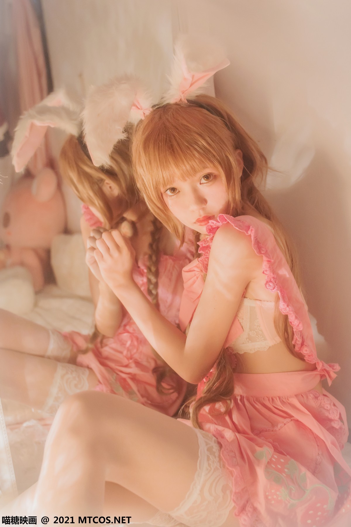 jpxgmn.cc[喵糖映画]Vol.384_麻花辫子美少女私房冬眠兔主题昏暗灯光下白色蕾丝袜诱惑写真27P