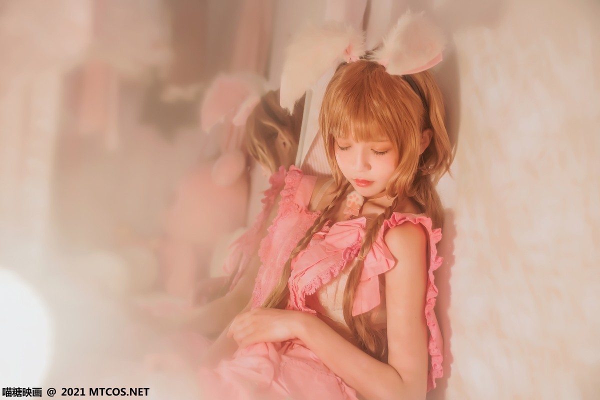 jpxgmn.cc[喵糖映画]Vol.384_麻花辫子美少女私房冬眠兔主题昏暗灯光下白色蕾丝袜诱惑写真27P