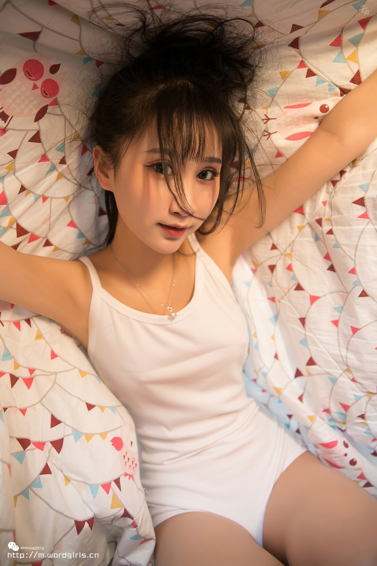 jpxgmn.cc[Toutiao头条女神]No.865_嫩模婴宁私房床上白色高叉连体睡衣秀苗条身材迷人性感写真29P