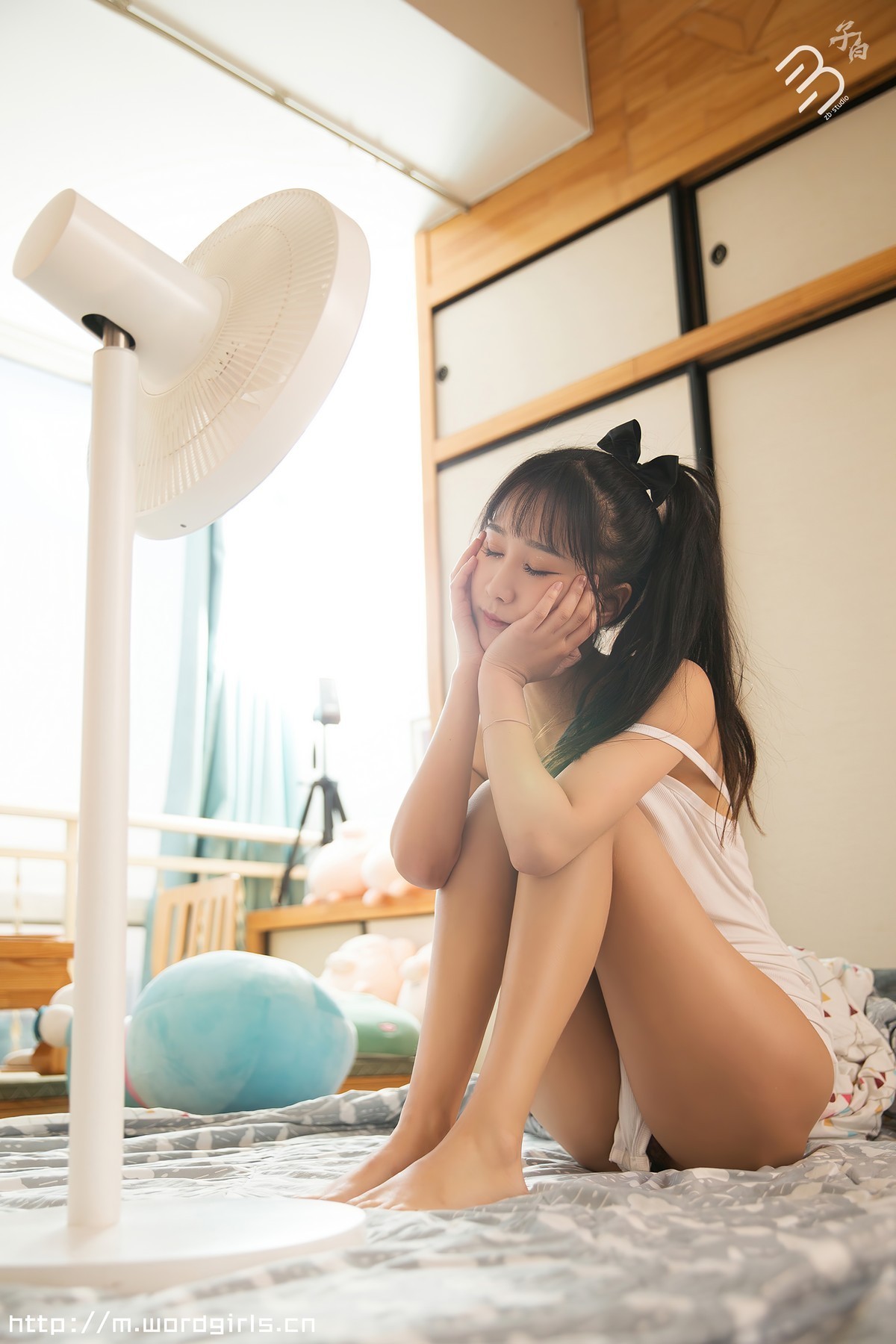 jpxgmn.cc[Toutiao头条女神]No.865_嫩模婴宁私房床上白色高叉连体睡衣秀苗条身材迷人性感写真29P