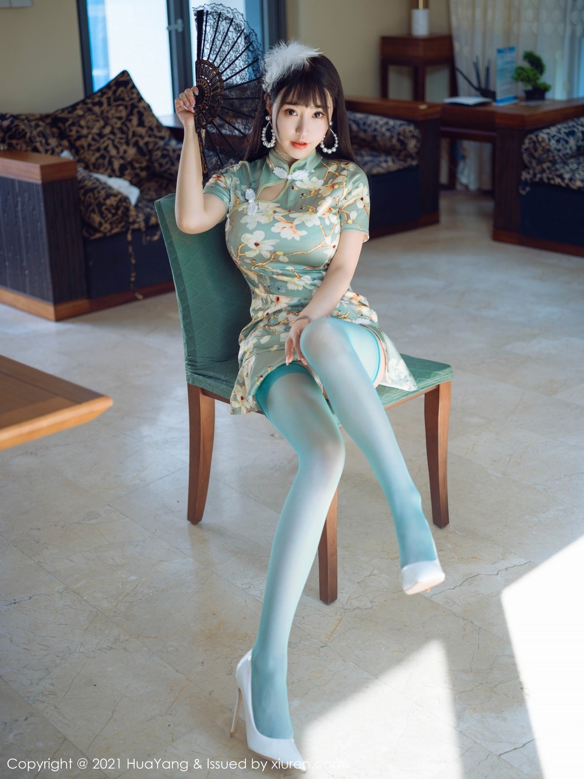 jpxgmn.cc[HuaYang花漾]Vol.390_女神朱可儿Flower三亚旅拍青瓷旗袍配蕾丝内裤秀翘臀诱惑写真68P