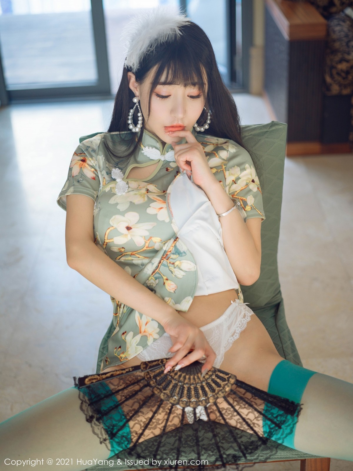 jpxgmn.cc[HuaYang花漾]Vol.390_女神朱可儿Flower三亚旅拍青瓷旗袍配蕾丝内裤秀翘臀诱惑写真68P