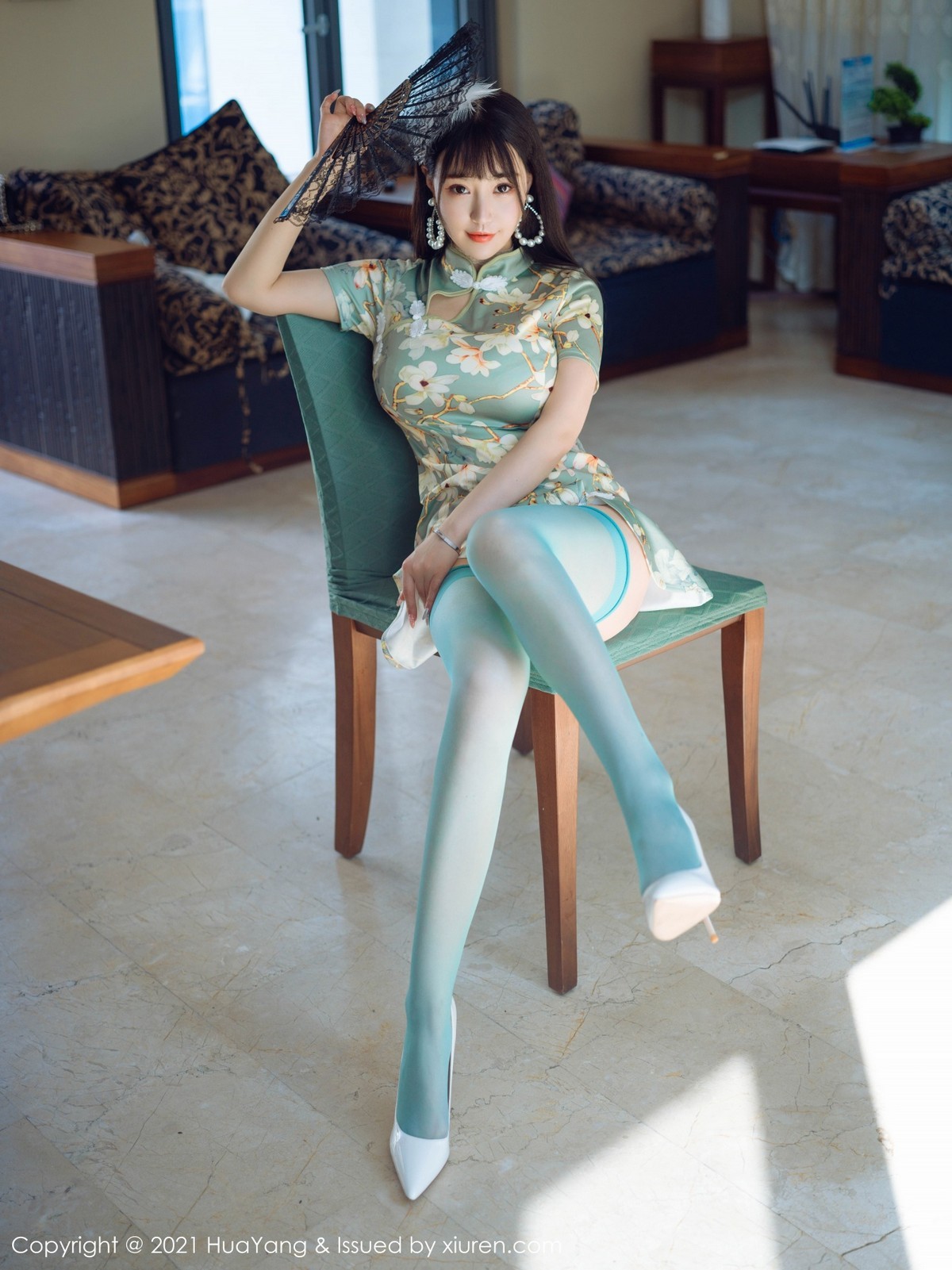 jpxgmn.cc[HuaYang花漾]Vol.390_女神朱可儿Flower三亚旅拍青瓷旗袍配蕾丝内裤秀翘臀诱惑写真68P