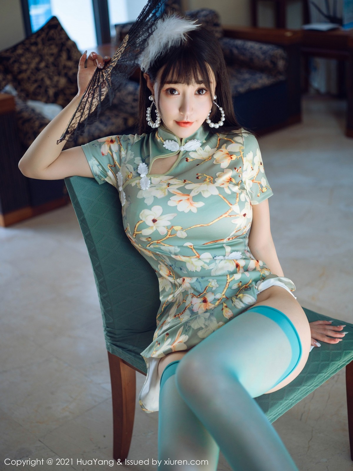 jpxgmn.cc[HuaYang花漾]Vol.390_女神朱可儿Flower三亚旅拍青瓷旗袍配蕾丝内裤秀翘臀诱惑写真68P