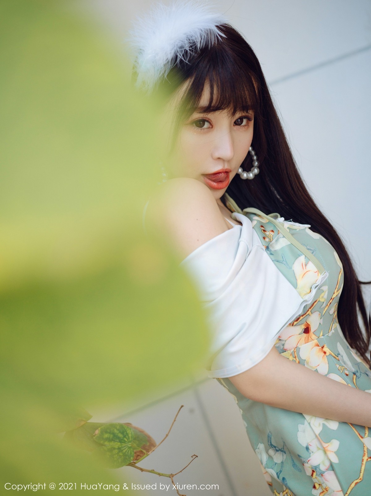 jpxgmn.cc[HuaYang花漾]Vol.390_女神朱可儿Flower三亚旅拍青瓷旗袍配蕾丝内裤秀翘臀诱惑写真68P