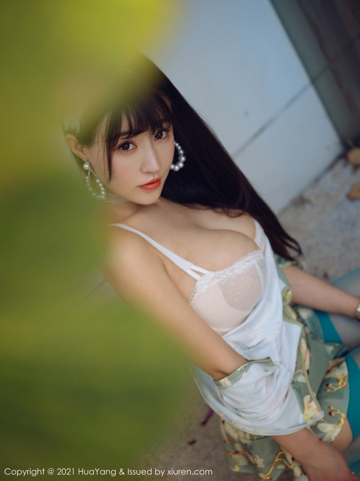 jpxgmn.cc[HuaYang花漾]Vol.390_女神朱可儿Flower三亚旅拍青瓷旗袍配蕾丝内裤秀翘臀诱惑写真68P