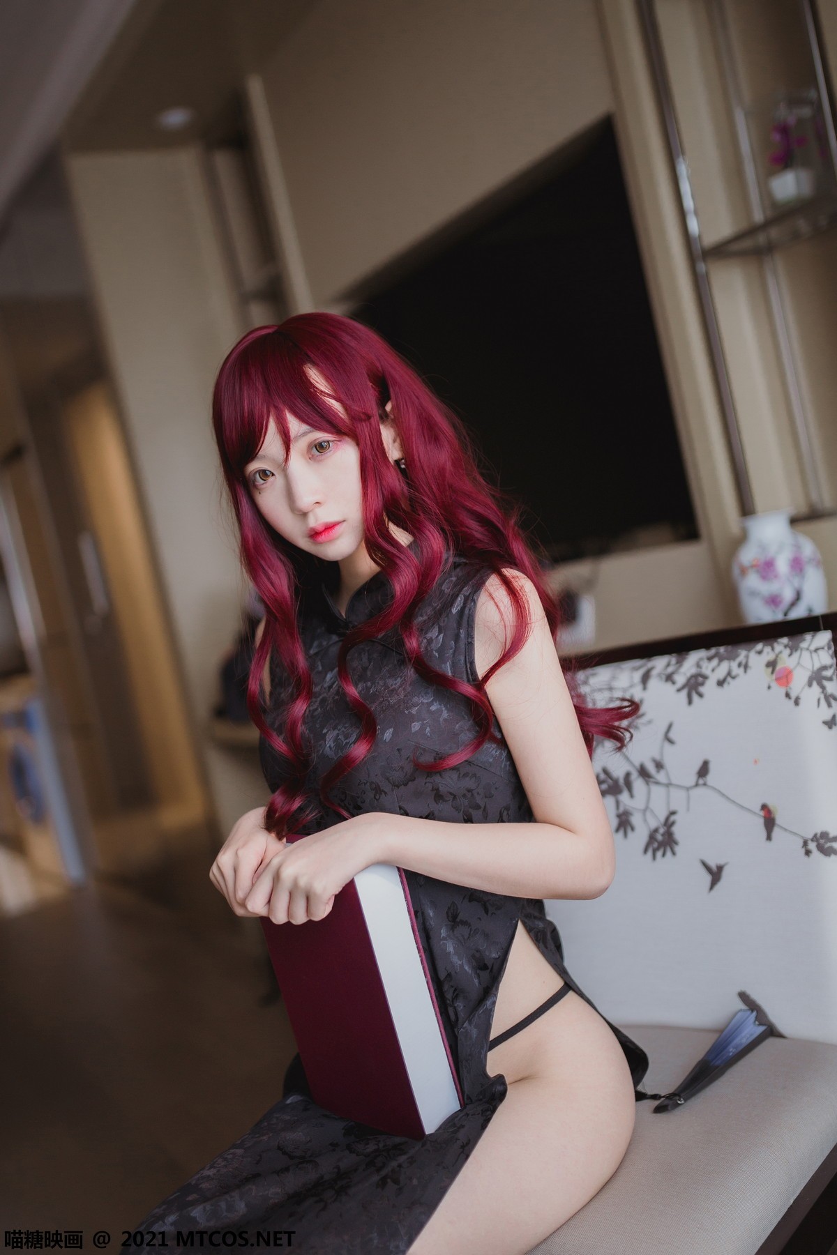jpxgmn.cc[喵糖映画]Vol.385_红色秀发美女私房性感黑色旗袍配黑色蕾丝袜秀美腿诱惑写真20P